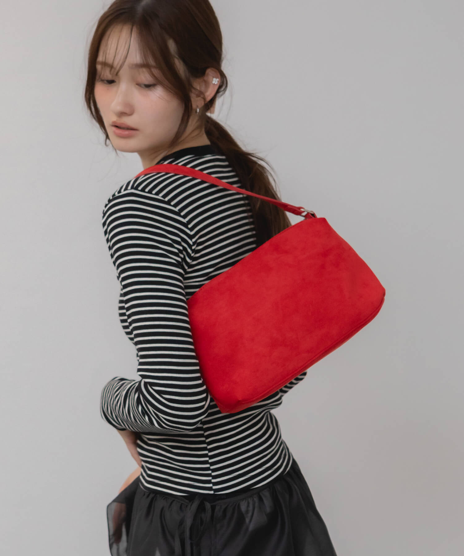 赤いバックの少女 One Handle Suede Shoulder Bag | HEILIS
