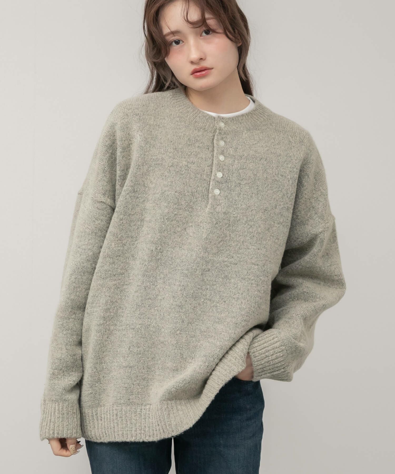 Hideka Select】Henley Neck Oversized Knit | HEILIS