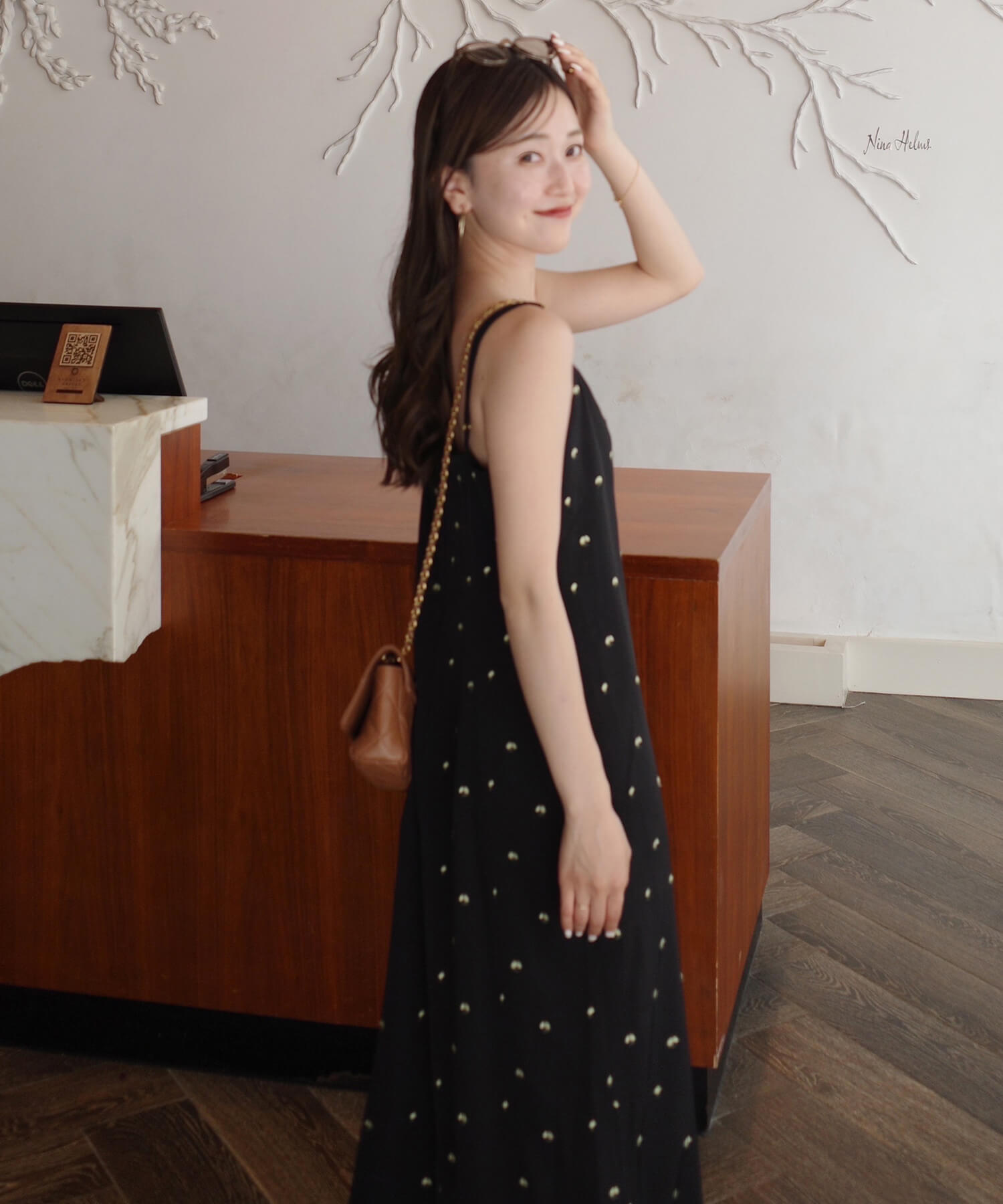 HEILIS【Nanami Original】花柄刺繍キャミワンピース ブラック セール】【Nanami Original】花柄刺繍キャミワンピース / ブラック
