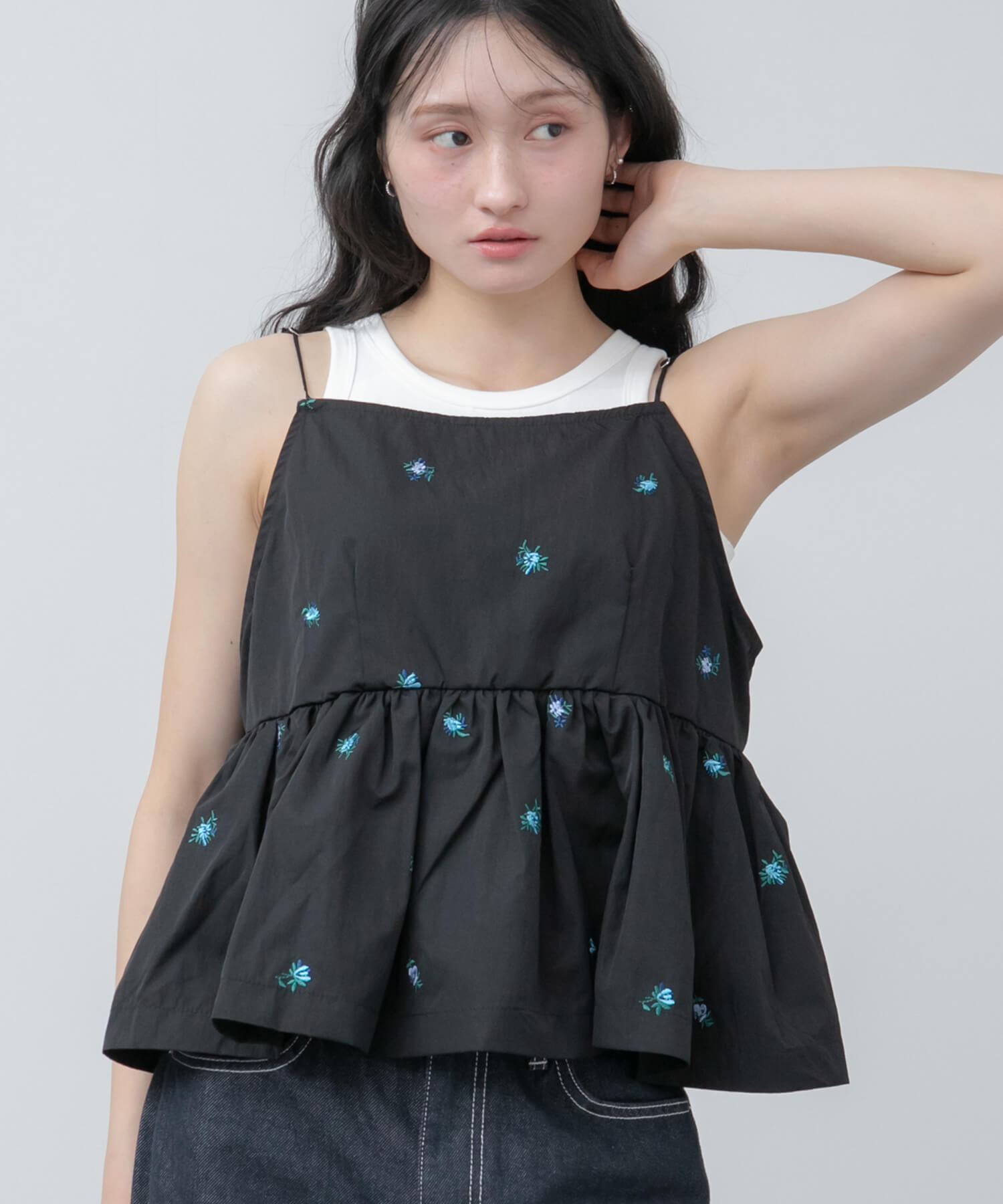 eimy / Flower motif オフショルダートップス、パンツ（黒） EIMY ISTOIRE（エイミーイストワール）の「Flower motif オフ